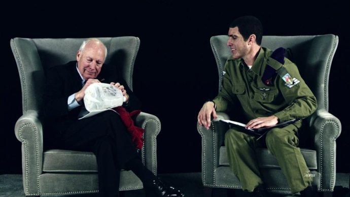 Bývalý americký videprezident Dick Cheney podpisuje fľašu na waterboarding. Foto - Showtime