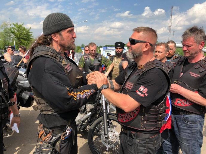 Jozef Hambálek (vpravo) na jednom zo starších motorkárskych zrazov v Rusku s vodcom Nočných vlkov Zaldostanovom. Foto – Facebook J. Hambálka