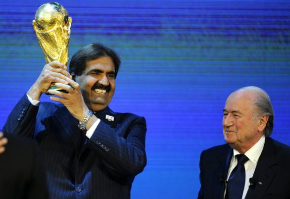 „Ponúkame historickú príležitosť usporiadať MS v novom regióne,“ vyhlásil v roku 2010 šéf katarskej kandidatúry šejk Mohammed bin Chalifa Al Thani (vľavo). Na snímke vpravo vtedajší šéf FIFA Joseph Blatter. Foto – TASR/AP