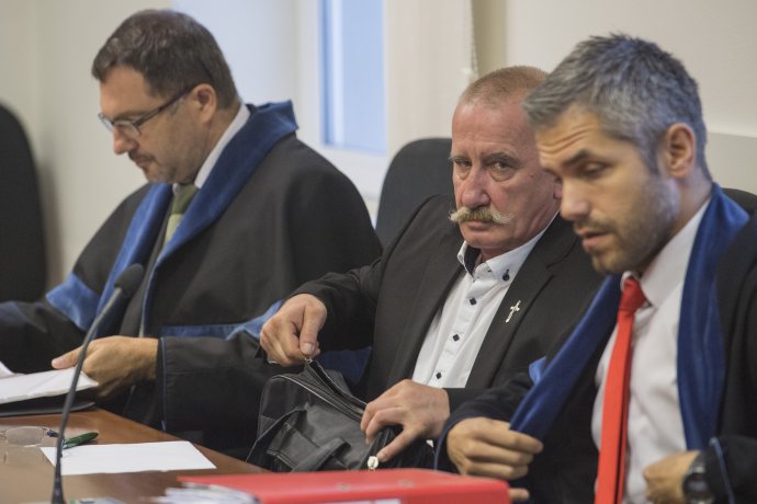 Poslanec ĽSNS Stanislav Mizík (v strede) pred Špecializovaným trestným súdom. Foto – TASR
