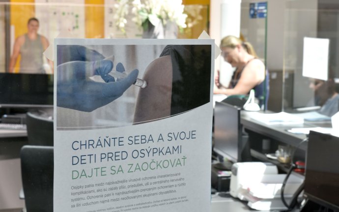 Na snímke leták o preventívnom očkovaní proti osýpkam v Nemocnici Svet zdravia v Michalovciach. Foto – TASR