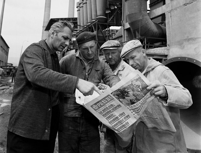 Zamestnanci Stredoslovenských cementární v Banskej Bystrici sledovali vnútropolitické dianie v roku 1968.