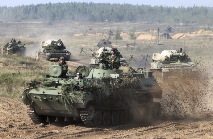 Pred rokom si ruská armáda vyskúšala manévre s Bielorusmi. Tento rok na strategické cvičenie zavolali prvý raz Peking. Foto - TASR/AP