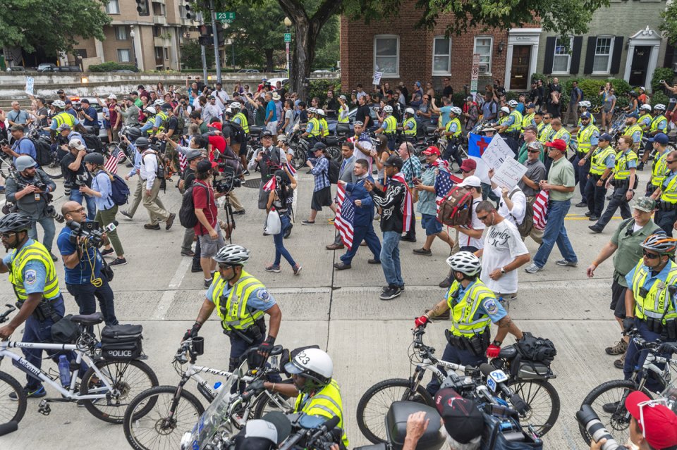 Hŕstka belošských nacionalistov vo Washingtone. Foto: AP