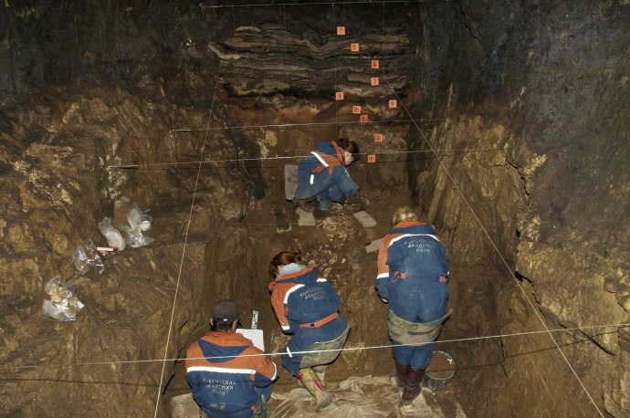 Výskumníci pri hľadaní fosílií v jaskyni Denisova. Foto – TASR/AP