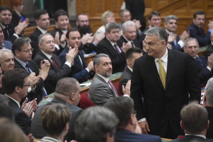 Orbán medzi poslancami Fideszu. Foto – TASR