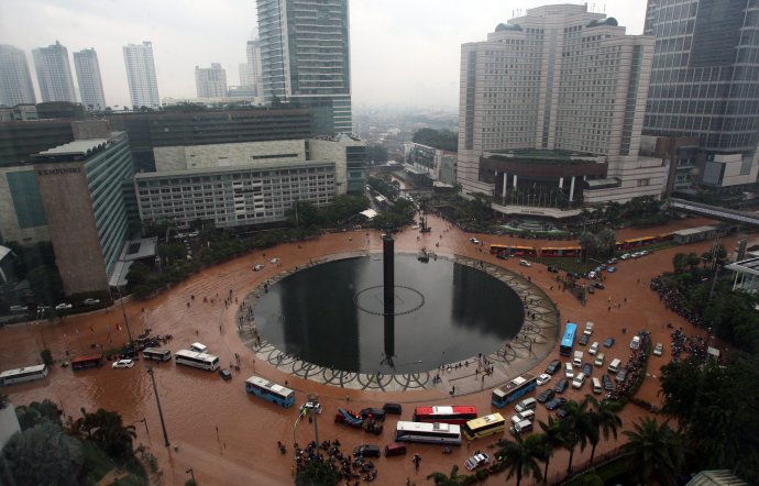 Zatopená Jakarta v roku 2013. Foto - TASR/AP