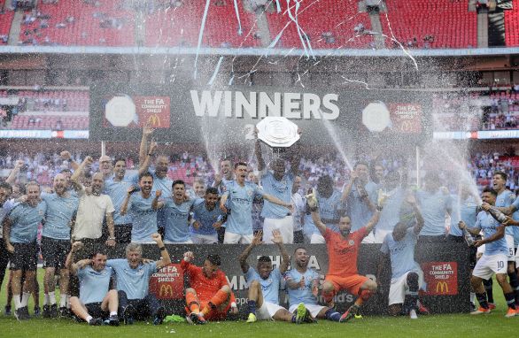Hráči Manchesteru City oslavujú víťazstvo v Community Shield. Foto - TASR/AP