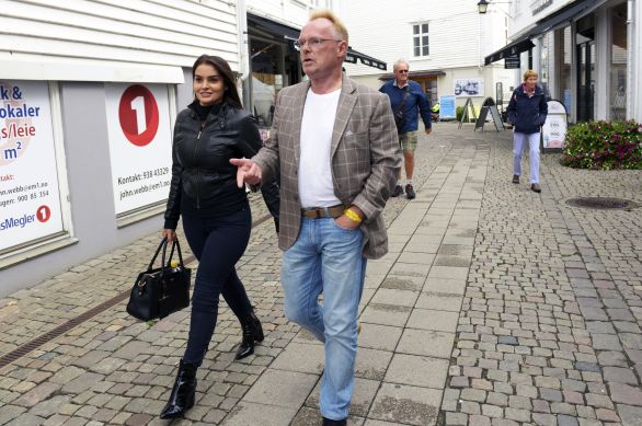 Bývalý nórsky minister pre rybolov Per Sandberg a jeho priateľka Bahared Letnesová sa prechádzajú v nórskom meste Mandal. Foto – TASR/AP