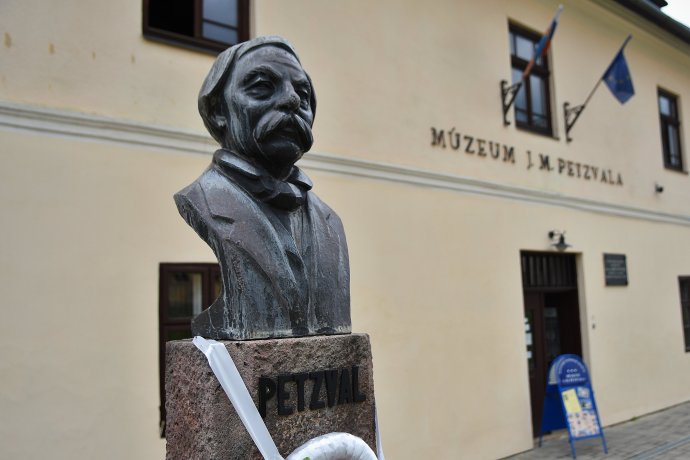 Busta Jozefa Maximiliána Petzvala pred jeho múzeom v Spišskej Belej. Foto - TASR