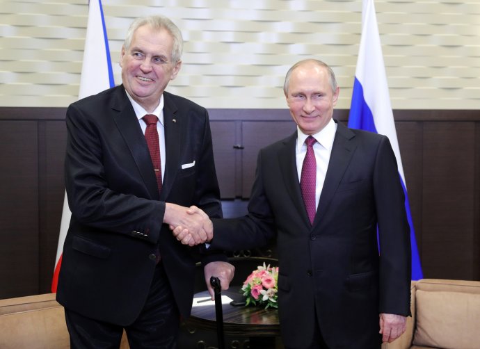Miloš Zeman pri stretnutí s Vladimírom Putinom v Soči v roku 2018. Foto – TASR/AP