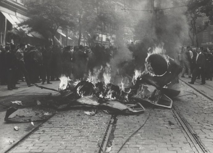 21. augusta 1968 – Praha. foto – Pavol Hudec-Ahasver/ webumenia https://www.webumenia.sk/dielo/SVK:SNG.UP-DK_1630-b