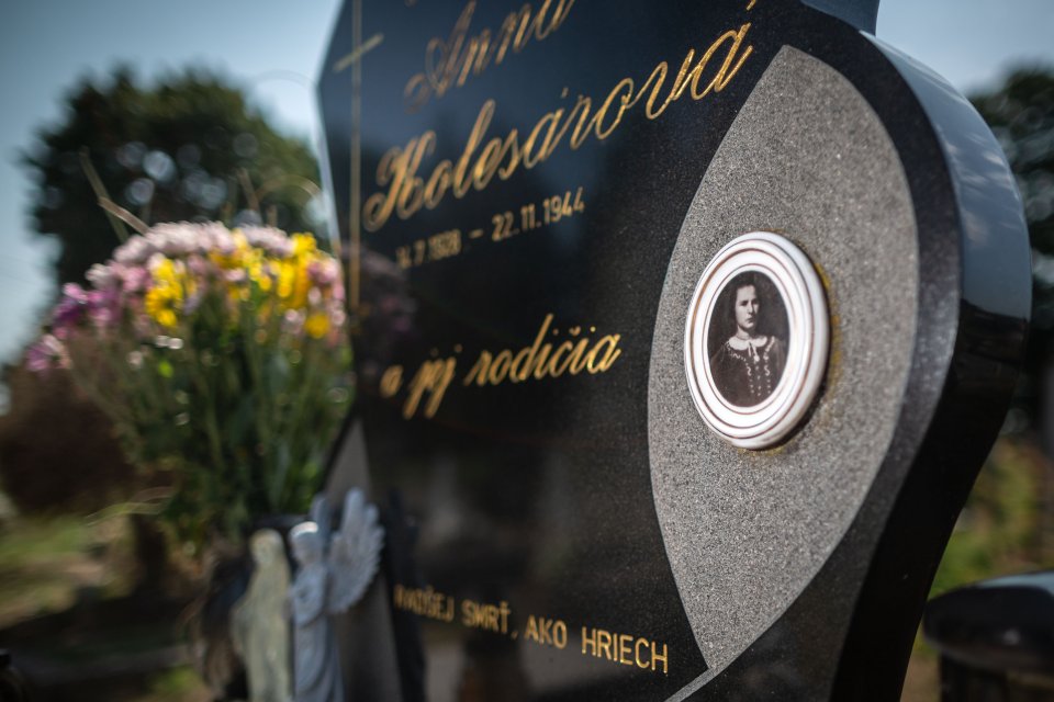 Fotografia Anny Kolesárovej na jej hrobe. Foto N - Tomáš Benedikovič