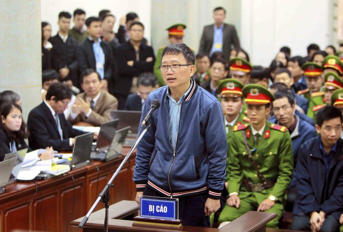 Trinh Xuan Thanh pred súdom v Hanoji. Foto – TASR/AP