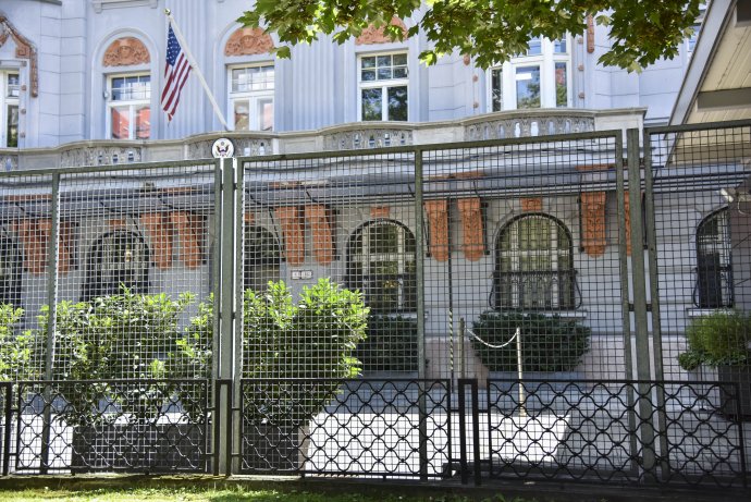 Americké veľvyslanectvo v Bratislave a plot pred ním. Foto – TASR