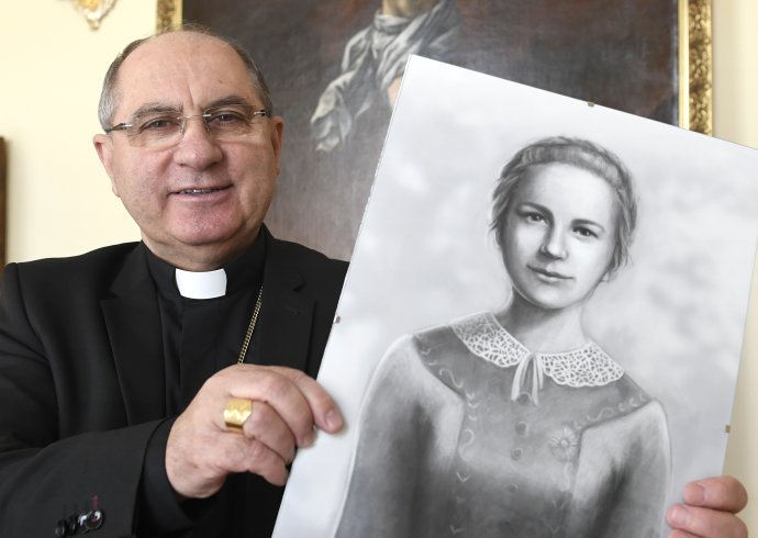 Košický arcibiskup a metropolita Bernard Bober s portrétom Anny Kolesárovej. Foto – TASR