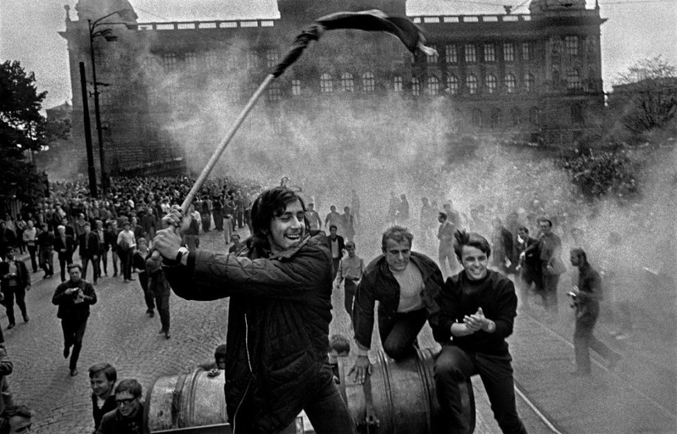 Invázia 68: Praha. Foto – Josef Koudelka/Magnum Photos