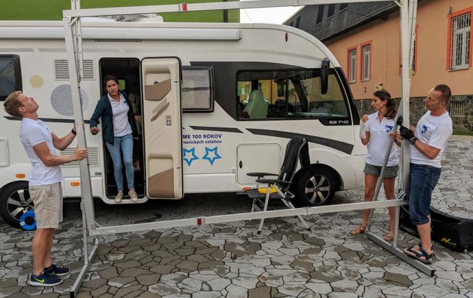 Natália Pindrochová v americkom karavane počas turné na Slovensku. Foto - veľvyslanectvo USA