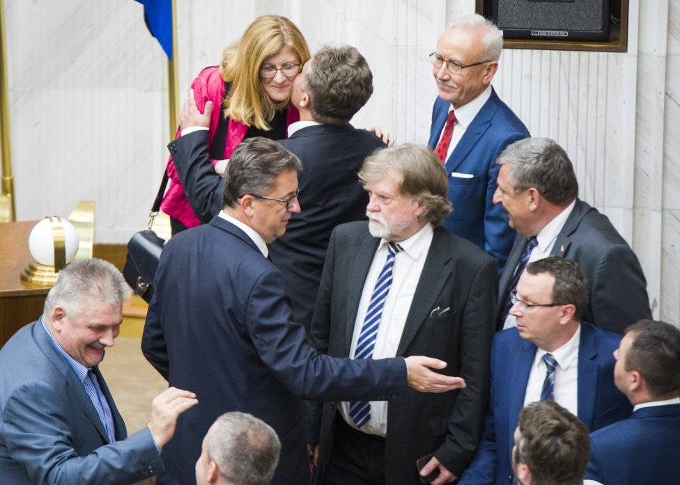 Koaliční poslanci a ministerka Gabriela Matečná za SNS na jednej z parlamentnej schôdzí. Foto - TASR