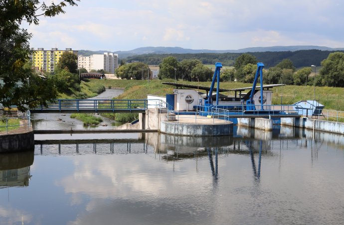 Hať malej vodnej elektrárne vo Zvolene, ktorú prevádzkuje Slovenský vodohospodársky podnik, bola v čase vybudovania pre ryby nepriechodná. Foto - TASR