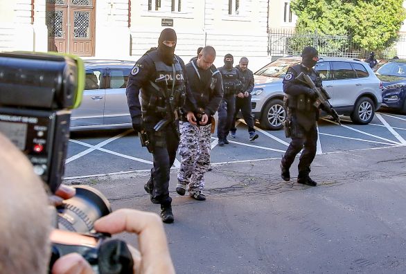 Polícia privádza na súd obvinených z vraždy Kuciaka a Kušnírovej. Foto - TASR