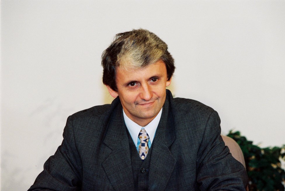 Dzurinda sa stavil o výsledok volieb v roku 1998, keď redaktorom tvrdil, že víťazom bude Slovenská demokratická koalícia. Stávku prehral, SDK skončila tesne druhá za HZDS, a musel si oholiť fúzy. Foto - TASR
