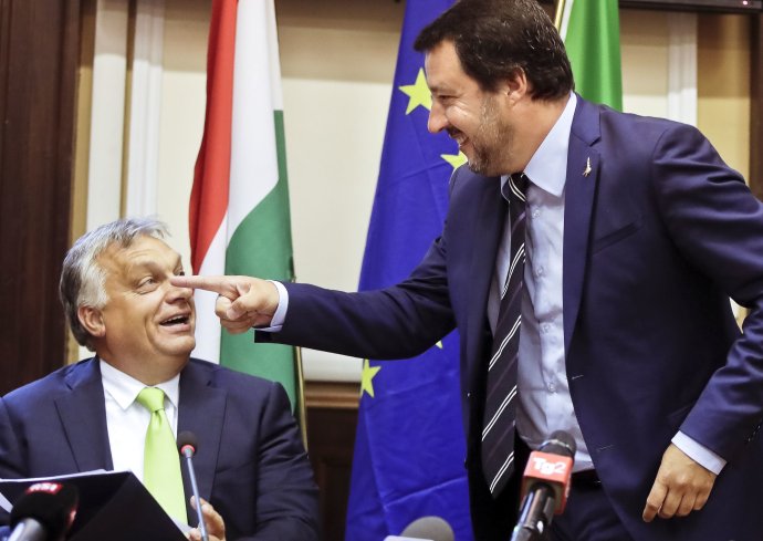 Šéf talianskej Ligy Matteo Salvini s maďarským premiérom Viktorom Orbánom. Foto – TASR/AP