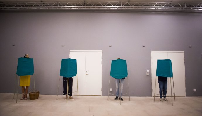 Švédi hlasujú vo voľbách. Foto - AP