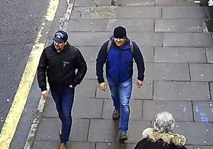 Dvaja Rusi s pasmi na meno Ruslan Boširov a Alexandr Petrov sa prechádzajú po Salisbury. V roku 2014 sa objavili v Česku aj v čase výbuchu v muničnom sklade. Foto - TASR/AP
