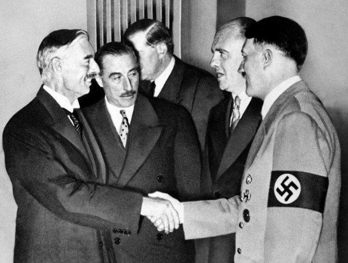 Chamberlain si podáva ruku s Hitlerom, 30. septembra 1938.