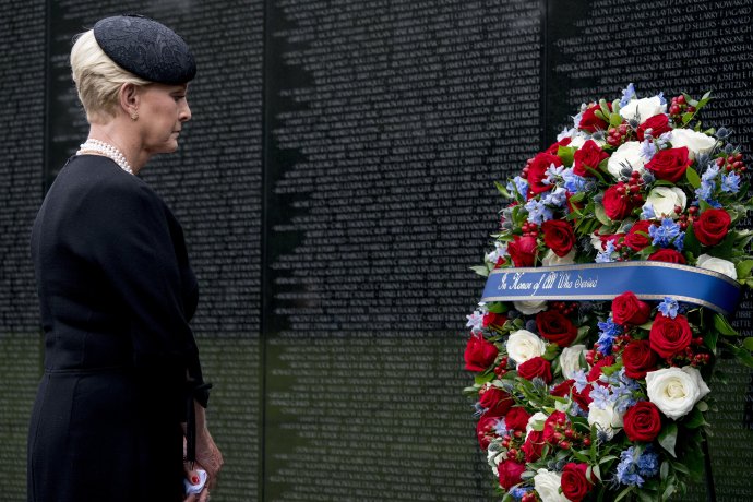 Cindy McCainová kladie veniec k pamätníku veteránov vietnamskej vojny. Foto - TASR/AP