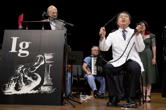 Akira Horiuchi dostal Ig Nobelovu cenu za vzdelávanie v medicíne. Na ceremoniáli na Harvarde ukazuje techniku kolonoskopického samovyšetrenia. Foto - AP