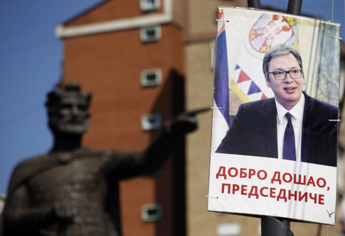 Plagát srbského prezidenta Aleksandra Vučiča v Mitrovici. Foto - TASR/AP