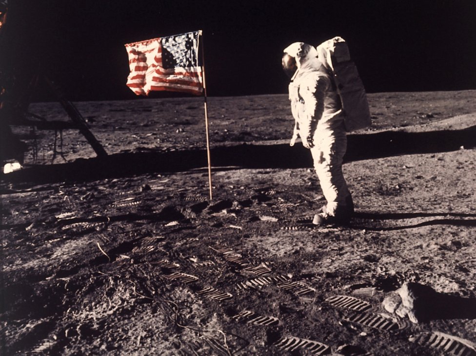 Na snímke z roku 1969 americký astronaut Buzz Aldrin pri americkej zástave na povrchu Mesiaca. Foto – TASR/AP
