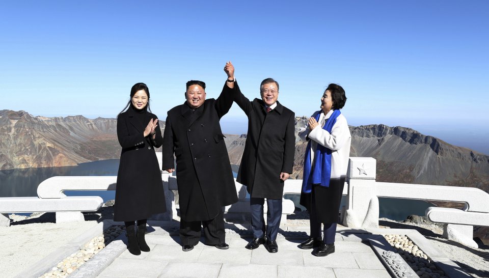 Kórejskí predstavitelia na hore Pektu. Foto - ap