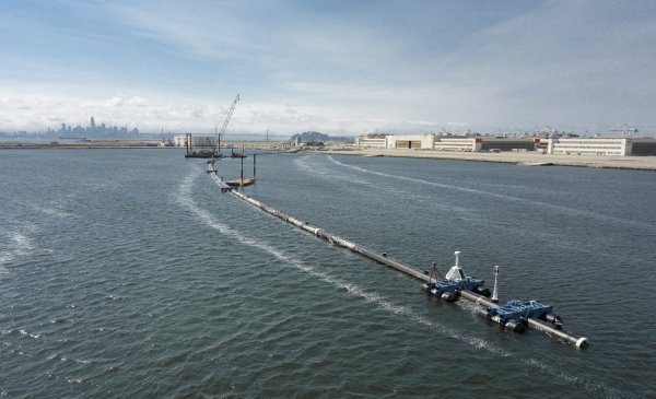 Do Pacifiku vyplával prvý systém na zber plastového odpadu