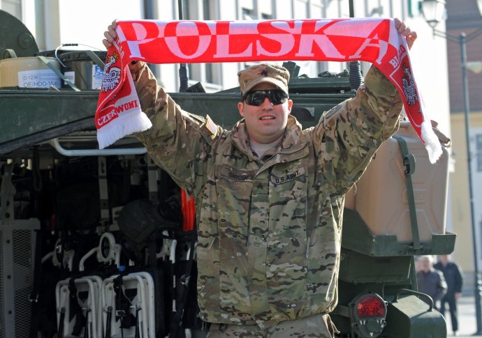 Americký seržant s poľským šálom v roku 2015 v Bialystoku. Foto – TASR/AP
