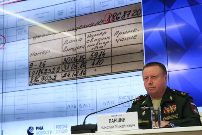 Nikolaj Paršin z ruského direktorátu pre rakety a artilériu pri prezentácii dokumentu, ktorý má dokazovať ukrajinskú účasť na zostrelení letu MH17. FOTO - TASR/AP