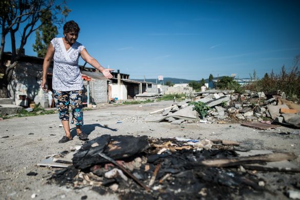 Mária Polakovičová ukazuje na pahrebu, ktorá zostala po ohni, kvôli ktorému prišla polícia. Foto N - Vladimír Šimíček