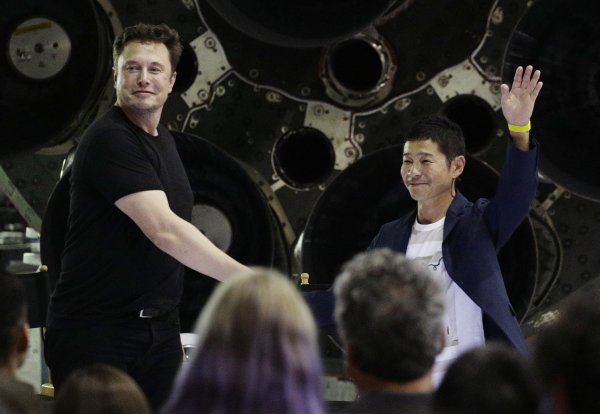 Prvým vesmírnym turistom bude japonský miliardár, Elon Musk predstavil posádku kozmickej lode