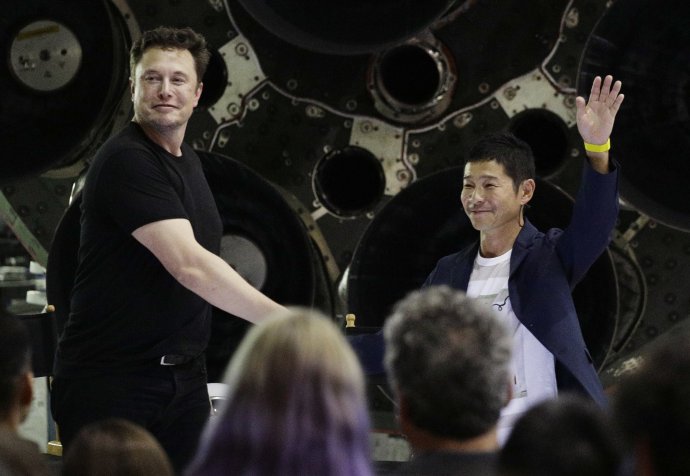 Zakladateľ SpaceX Elon Musk a Jusaku Maezawa. Foto - AP