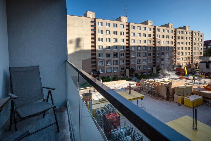 Výhľad z balkóna na stavbu garáží. Foto N - Tomáš Benedikovič