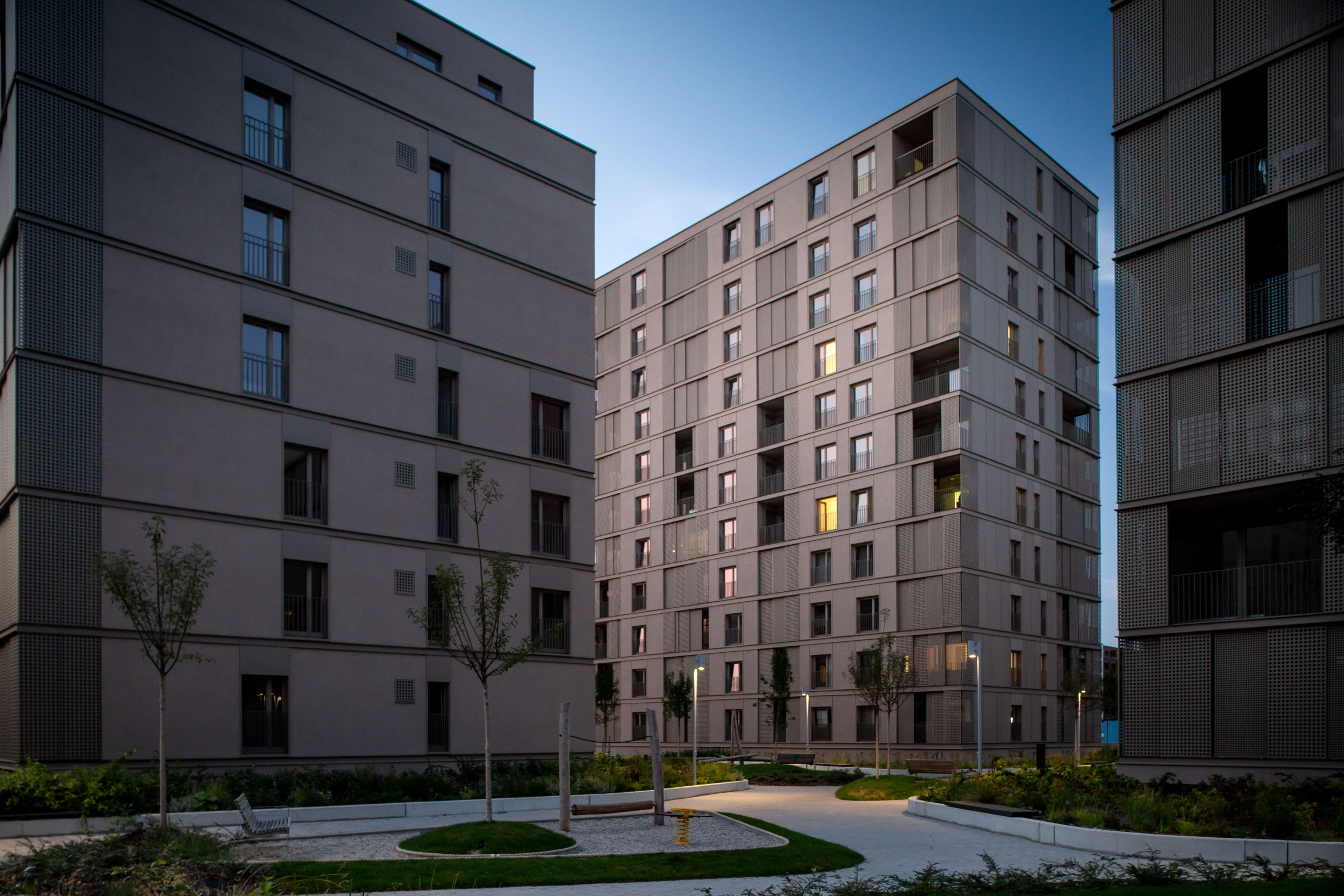 Ekonomický newsfilter: Málo bytov za dobré ceny, ale tisíce sú prázdne. Podmienky investičných hypoték sa môžu sprísniť