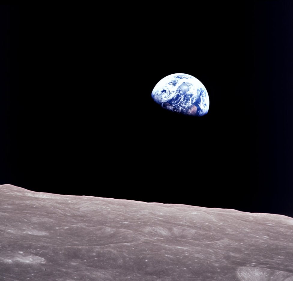 Obrázok Zeme s povrchom Mesiaca (Earthrise) vyfotografoval astronaut Bill Anders 24. decembra 1968. Išlo o druhý pilotovaný let programu Apollo a niesol označenie Apollo 8. Do dejín vstúpil tým, že sa pri ňom ľudia prvý raz dostali na obežnú dráhu Mesiaca. Foto – NASA