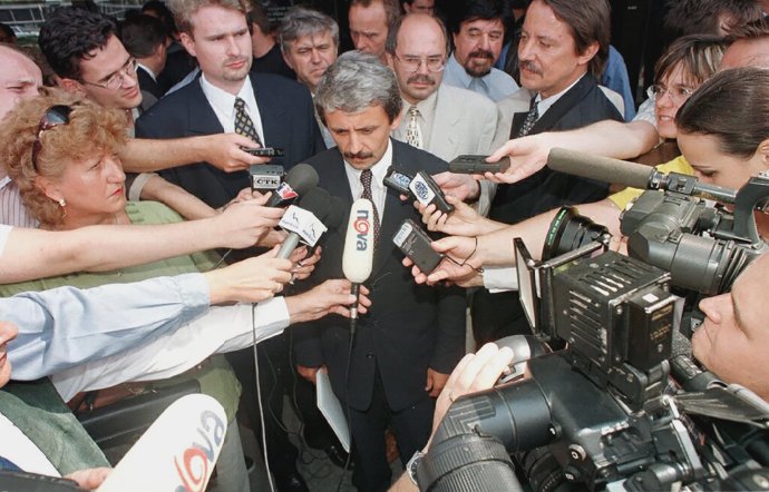 Mikuláš Dzurinda po tom, čo senát Najvyššieho súdu Slovenskej republiky na pojednávaní 14. augusta 1998 zamietol návrh HZDS na zrušenie registrácie kandidátnej listiny SDK na voľby do NR SR v roku 1998. Foto – TASR