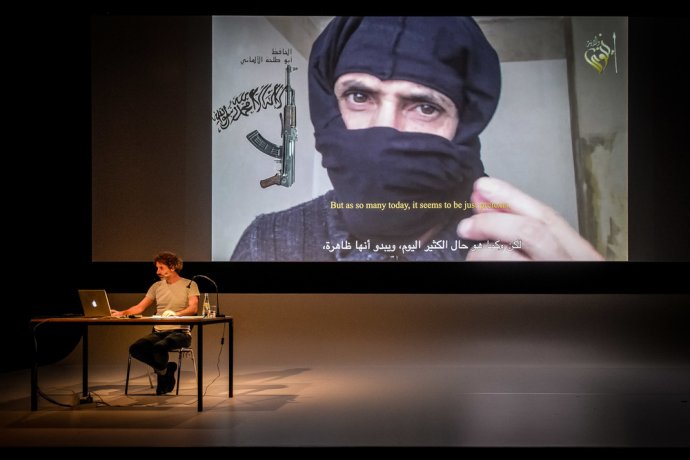 Libanonský umelec Rabih Mroué a jeho dielo Piesok v očiach. Foto - Divadelná Nitra