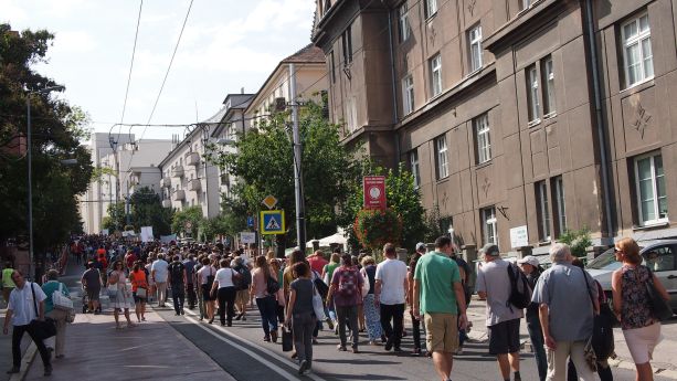 Vedci opäť pochodovali ulicami. Tentoraz pred parlament