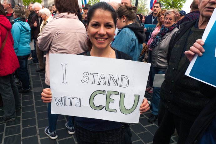 Účastníčka minuloročnej demonštrácie proti novele vysokoškolského zákona, ktorý ohrozoval fungovanie zahraničných univerzít v Maďarsku. Foto - TASR