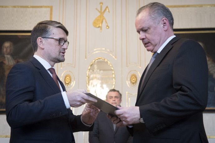 Marek Maďarič odovzdáva 5. marca 2018 prezidentovi Andrejovi Kiskovi svoju demisiu. Foto - TASR