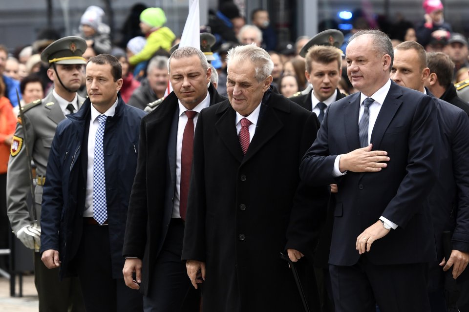 Prezidenti Andrej Kiska (vpravo) a Miloš Zeman kladú vence k pamätnej tabuli Martinskej deklarácie. Foto - tasr